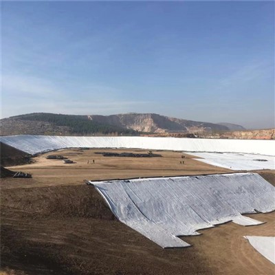 Quali sono le applicazioni delle geomembrane negli argini ferroviari?